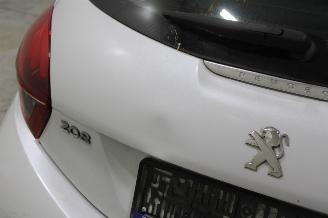 Peugeot 208  picture 8
