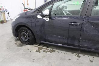 Peugeot 208  picture 6