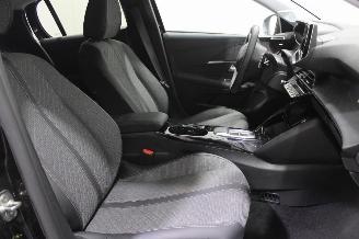 Peugeot 208  picture 10