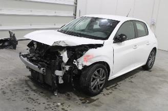 Damaged car Peugeot 208  2023/4