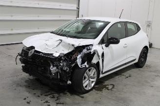 Damaged car Renault Clio  2024/6