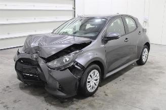 damaged passenger cars Toyota Yaris  2023/2