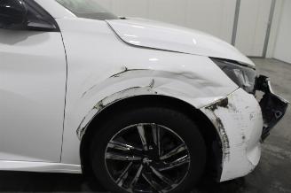 Peugeot 208  picture 5