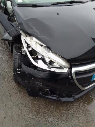 Peugeot 208  picture 7