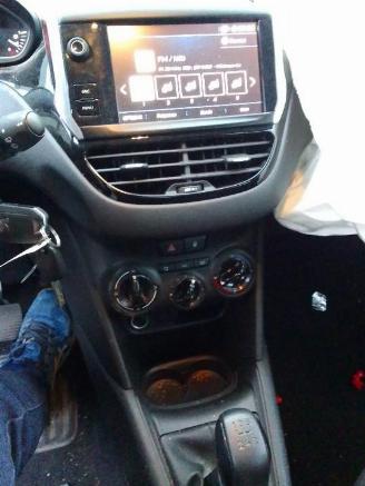 Peugeot 208  picture 12