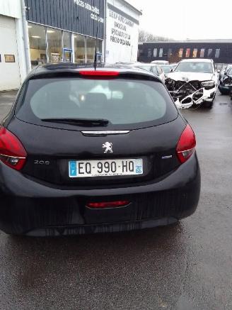 Peugeot 208  picture 8