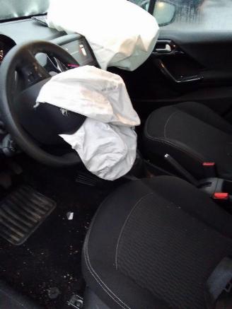 Peugeot 208  picture 9