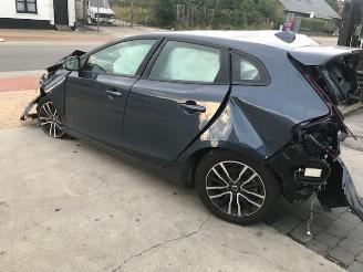 Salvage car Volvo V-40 2000CC / DIESEL / 88KW 2018/3