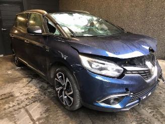 damaged passenger cars Renault Scenic  2018/1