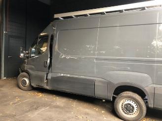 damaged passenger cars Iveco Daily 115kw - 2300cc - diesel 2017/6