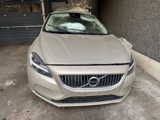 Salvage car Volvo V-40 2000CC - DIESEL - 88KW 2018/8