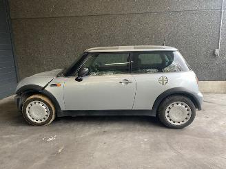 Mini One One/Cooper (R50) Hatchback 2001 / 2007 1.6 16V One Hatchback  Benzine 1.598cc 66kW (90pk) FWD picture 6