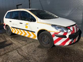 Salvage car Peugeot 307 Break (3E) Combi 2002 / 2009 1.6 HDi 90 16V Combi/o  Diesel 1.560cc 66kW (90pk) FWD 2005/6