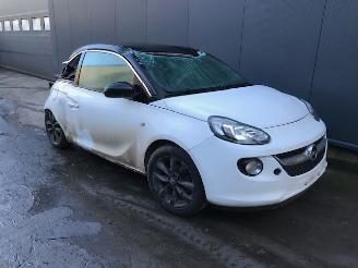 Coche siniestrado Opel Adam Hatchback 3-drs 2012 / 2019 1.2 16V Hatchback  Benzine 1.229cc 51kW (69pk) FWD 2015/10