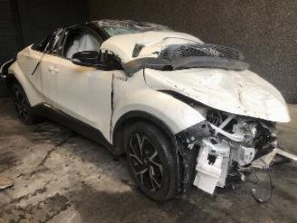 Salvage car Toyota C-HR SUV 2018 1.8 16V Hybrid Sedan 4Dr Elektrisch Benzine 1.798cc 72kW 2018/1