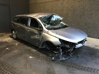 Damaged car Peugeot 308 SW (L4/L9/LC/LJ/LR) Combi 5-drs 2021 1.5 BlueHDi 130 Combi/o 4Dr Diesel 1.499cc 96kW (131pk) FWD 2021/1