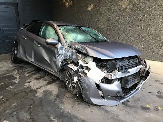 Damaged car Peugeot 208 II (UB/UH/UP) Hatchback 5-drs 2021 1.2 Vti 12V PureTech 100 Hatchback 4Dr Benzine 1.199cc 74kW (101pk) FWD 2021/1