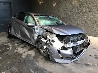 Salvage car Peugeot 208 II (UB/UH/UP) Hatchback 5-drs 2021 1.2 Vti 12V PureTech 100 Hatchback 4Dr Benzine 1.199cc 74kW (101pk) FWD 2021/1