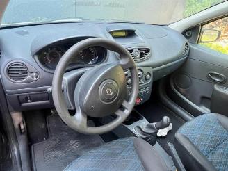 Renault Clio  picture 14