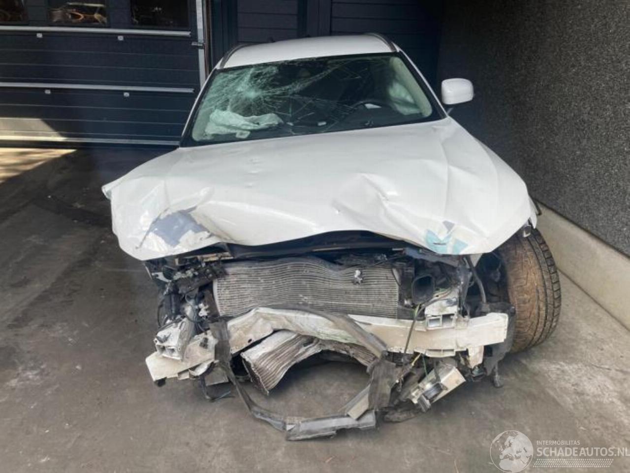 Volvo V-90 