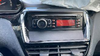 Peugeot 208  picture 12