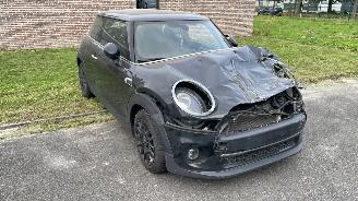 damaged passenger cars Mini One  2019/10