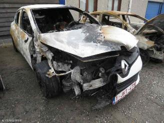 damaged passenger cars Renault Clio  2015/1