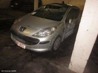 damaged passenger cars Peugeot 207 1400 benzine 2016/1