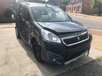 Salvage car Citroën Berlingo benzine/1200cc/5vit 2017/1