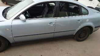 Volkswagen Passat B5 2002 1.9 TDI AWX FHN blauw LB5S onderdelen picture 3