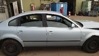Volkswagen Passat B5 2002 1.9 TDI AWX FHN blauw LB5S onderdelen picture 7
