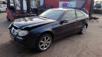 Auto incidentate Mercedes C-klasse C220 CDI 611962 Blauw 189 onderdelen 2004/5
