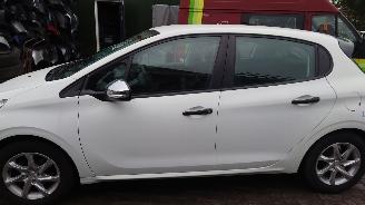 Peugeot 208 2014 1.0 12v Vti ZM01 Wit EWP onderdelen picture 2