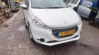 Peugeot 208 2014 1.0 12v Vti ZM01 Wit EWP onderdelen picture 8