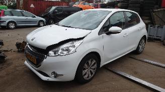 Damaged car Peugeot 208 2013 1.4 HDI 8HR 8H01 Wit EWPB onderdelen 2013/11