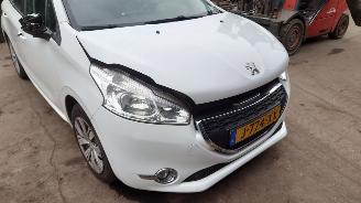 Peugeot 208 2013 1.4 HDI 8HR 8H01 Wit EWPB onderdelen picture 11