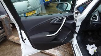 Opel Astra J 2011 1.4 16v T. A14NEL Tourer Wit Y40R onderdelen picture 9