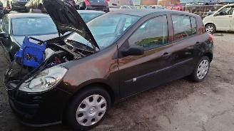 Uttjänta bilar auto Renault Clio 3 2007 1.2 16v D4FD7 Bruin TED18 onderdelen 2007/1