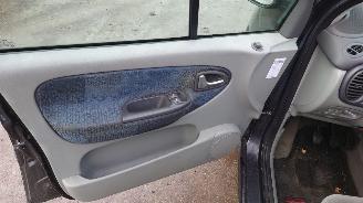 Renault Scenic 2002 1.6 16v K4MA7 Zwart NV676 onderdelen picture 9