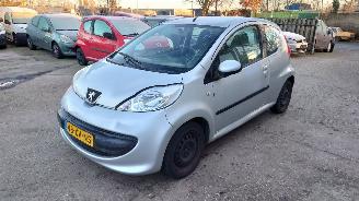 Salvage car Peugeot 107 2007 1.0 12v 1KRFE Grijs KTB onderdelen 2007/10