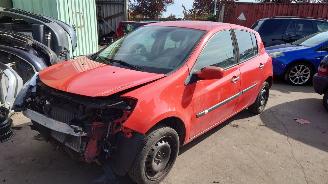 Uttjänta bilar auto Renault Clio 2 2008 1.2 16v D4F740 JH3128 Rood TED75 onderdelen 2008/7
