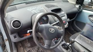 Toyota Aygo 2006 1.0 12v 1KRFE Blauw 8R0 onderdelen picture 15
