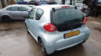 Toyota Aygo 2006 1.0 12v 1KRFE Blauw 8R0 onderdelen picture 3