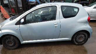 Toyota Aygo 2006 1.0 12v 1KRFE Blauw 8R0 onderdelen picture 2