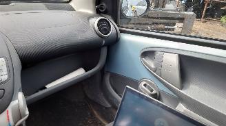Toyota Aygo 2006 1.0 12v 1KRFE Blauw 8R0 onderdelen picture 18