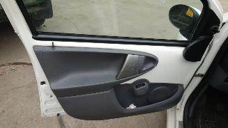 Toyota Aygo 2010 1.0 12v 1KRFE Wit 068 onderdelen picture 11