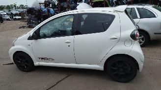 Toyota Aygo 2010 1.0 12v 1KRFE Wit 068 onderdelen picture 2