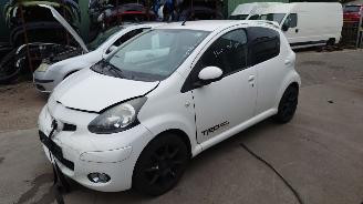 Purkuautot passenger cars Toyota Aygo 2010 1.0 12v 1KRFE Wit 068 onderdelen 2010/1