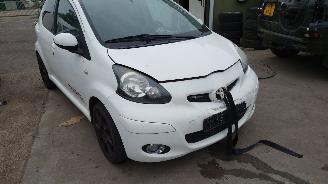 Toyota Aygo 2010 1.0 12v 1KRFE Wit 068 onderdelen picture 8