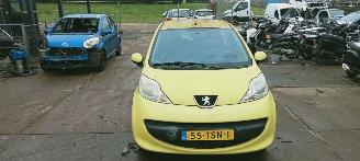 damaged passenger cars Peugeot 107  2006/3